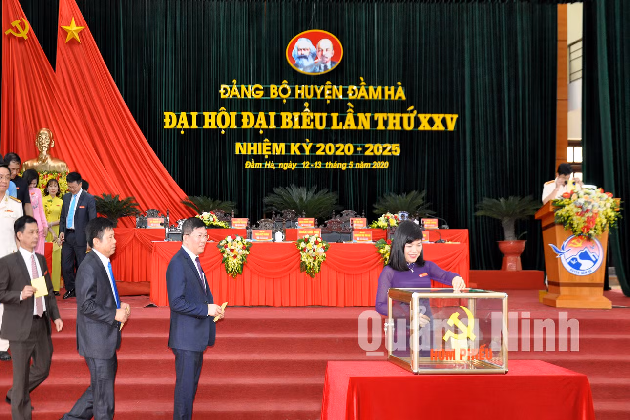 Các đại biểu bỏ phiếu bầu BCH Đảng bộ huyện Đầm Hà Khóa XXV, nhiệm kỳ 2020-2025 (5-2020). Ảnh: Hữu Việt