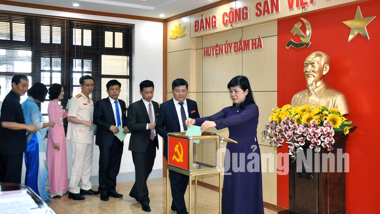 BCH Đảng bộ huyện Đầm Hà khóa XXV bỏ phiếu bầu Ban Thường vụ Huyện ủy (5-2020). Ảnh: Hữu Việt