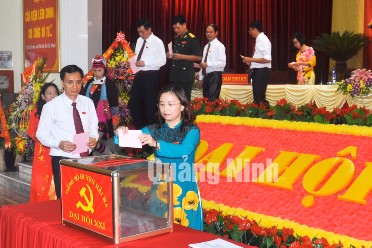 Đại biểu bỏ phiếu bầu trực tiếp chức danh Bí thư Huyện ủy tại Đại hội