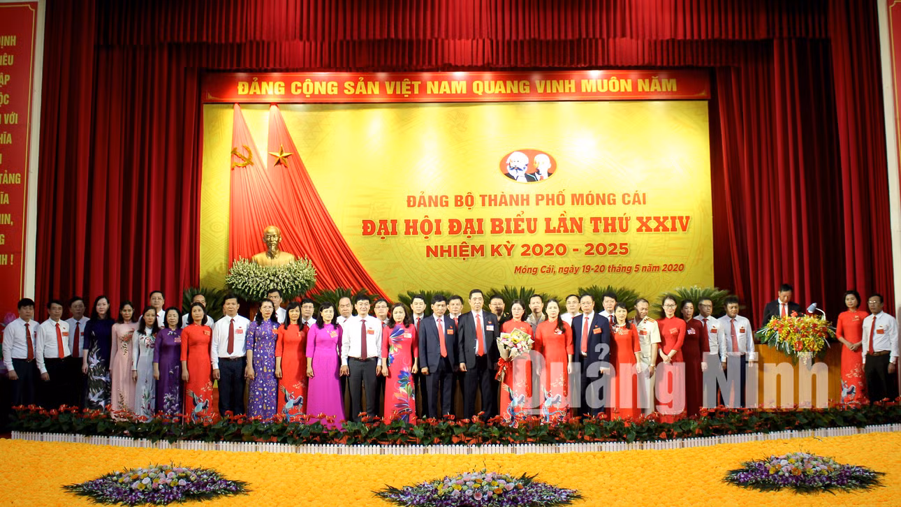 Ban Chấp hành Đảng bộ TP Móng Cái lần thứ XXIV nhiệm kỳ 2020-2025 ra mắt Đại hội (5-2020). Ảnh: Thu Chung