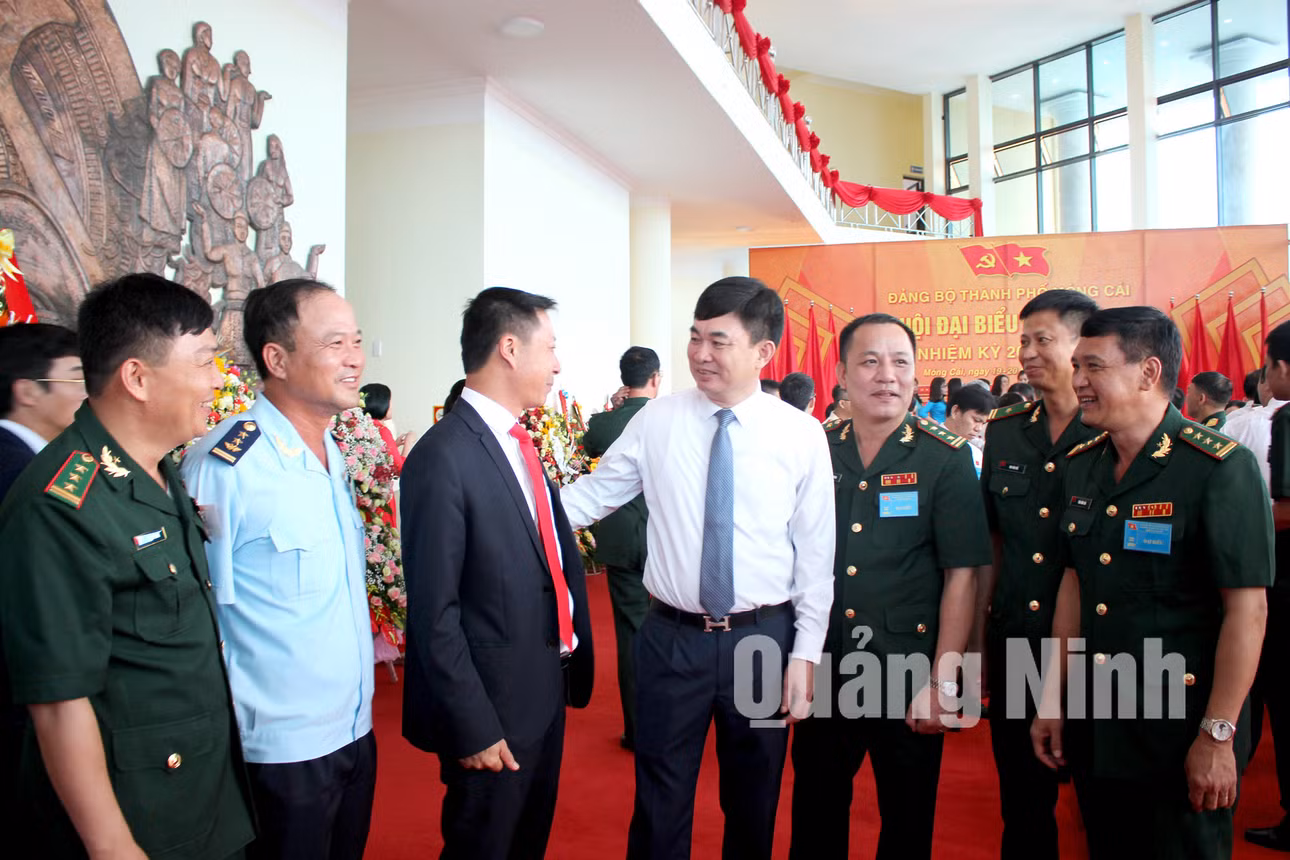 Đồng chí Ngô Hoàng Ngân, Phó Bí thư Thường trực Tỉnh ủy trò chuyện với các đại biểu về dự đại hội (5-2020). Ảnh: Thu Chung