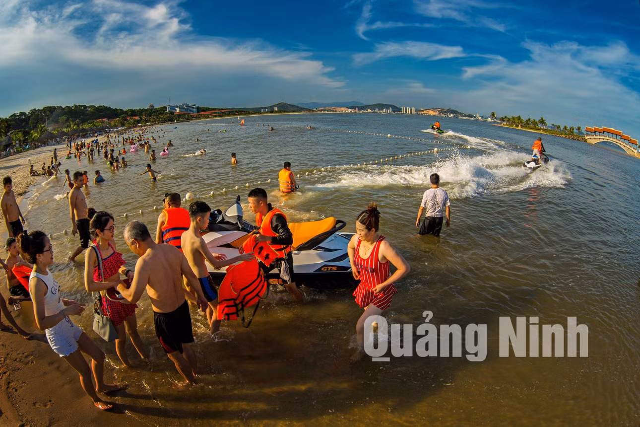 Bãi tắm Tuần Châu (7-2018). Ảnh: Dương Văn Toàn