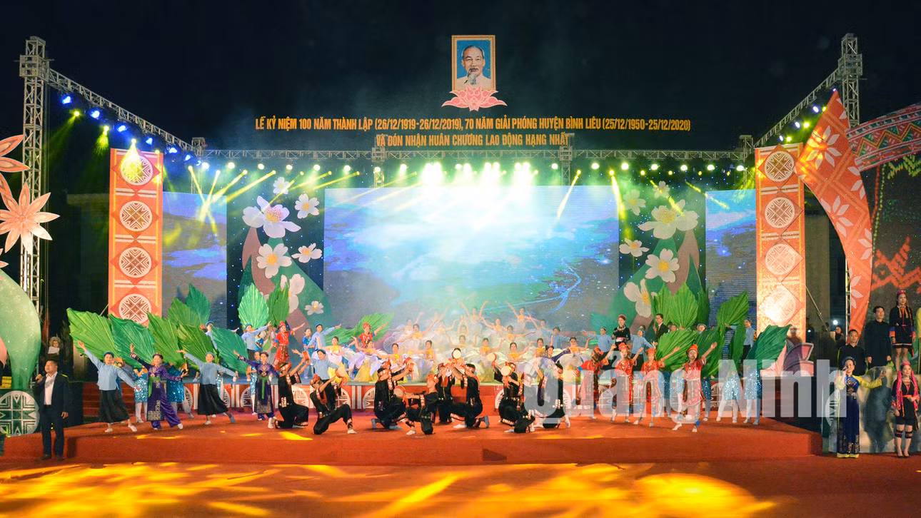 Văn nghệ chào mừng tại lễ kỷ niệm (12-2019). Ảnh: Mạnh Trường