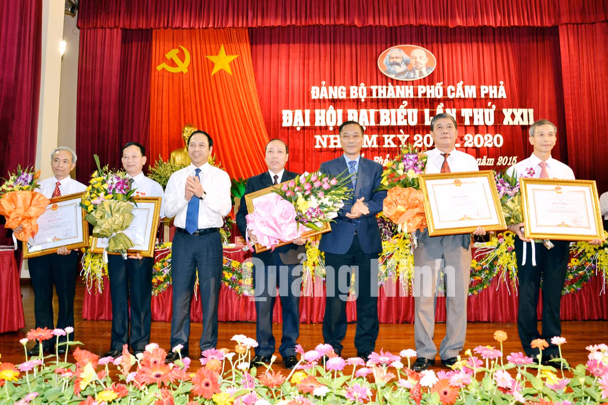 Các đồng chí: Vũ Hồng Thanh, Phó Bí thư Tỉnh ủy; Đặng Huy Hậu, Ủy viên Ban Thường vụ Tỉnh ủy, Phó Chủ tịch Thường trực UBND tỉnh trao Bằng khen của Tỉnh ủy cho các đồng chí có thành tích trong công tác xây dựng Đảng nhiệm kỳ 2010-2015.