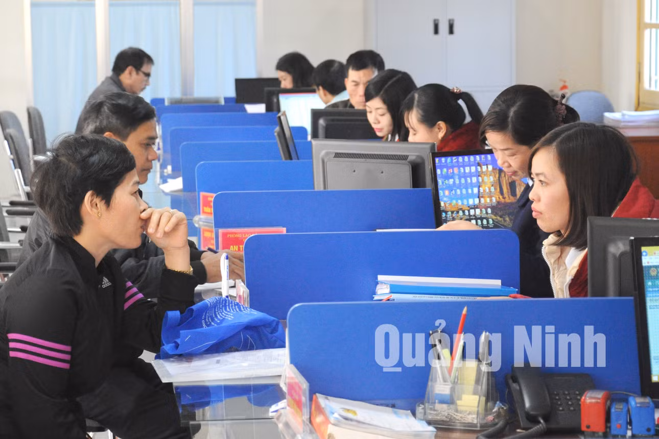 Người dân đến giải quyết thủ tục hành chính tại Trung tâm Hành chính công thị xã. Ảnh: Nguyễn Duy