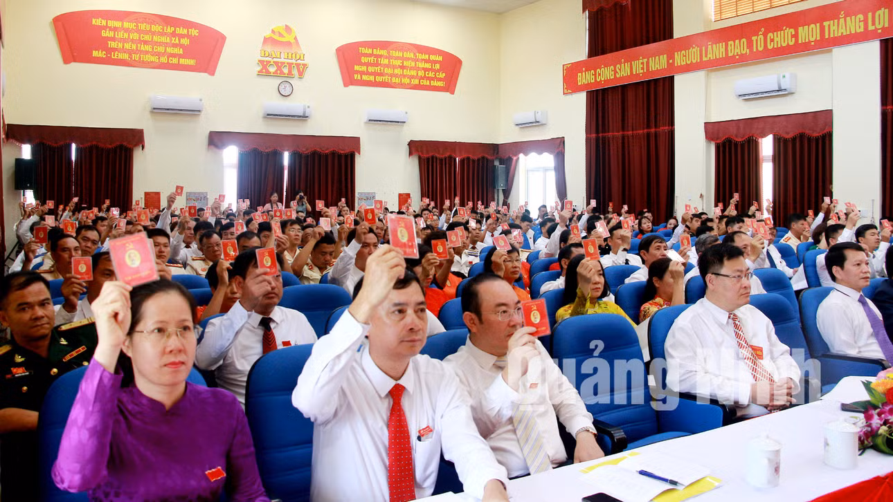 Đại hội biểu quyết thông qua Nghị quyết Đại hội (7-2020). Ảnh: Mạnh Trường