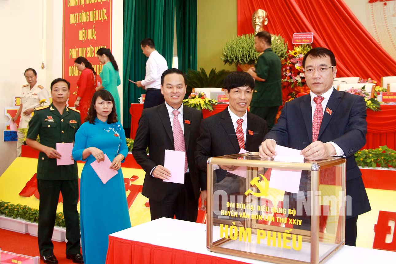 Các đại biểu bỏ phiếu bầu Ban Chấp hành Đảng bộ huyện Vân Đồn lần thứ XXIV, nhiệm kỳ 2020-2025 (7-2020). Ảnh: Mạnh Trường