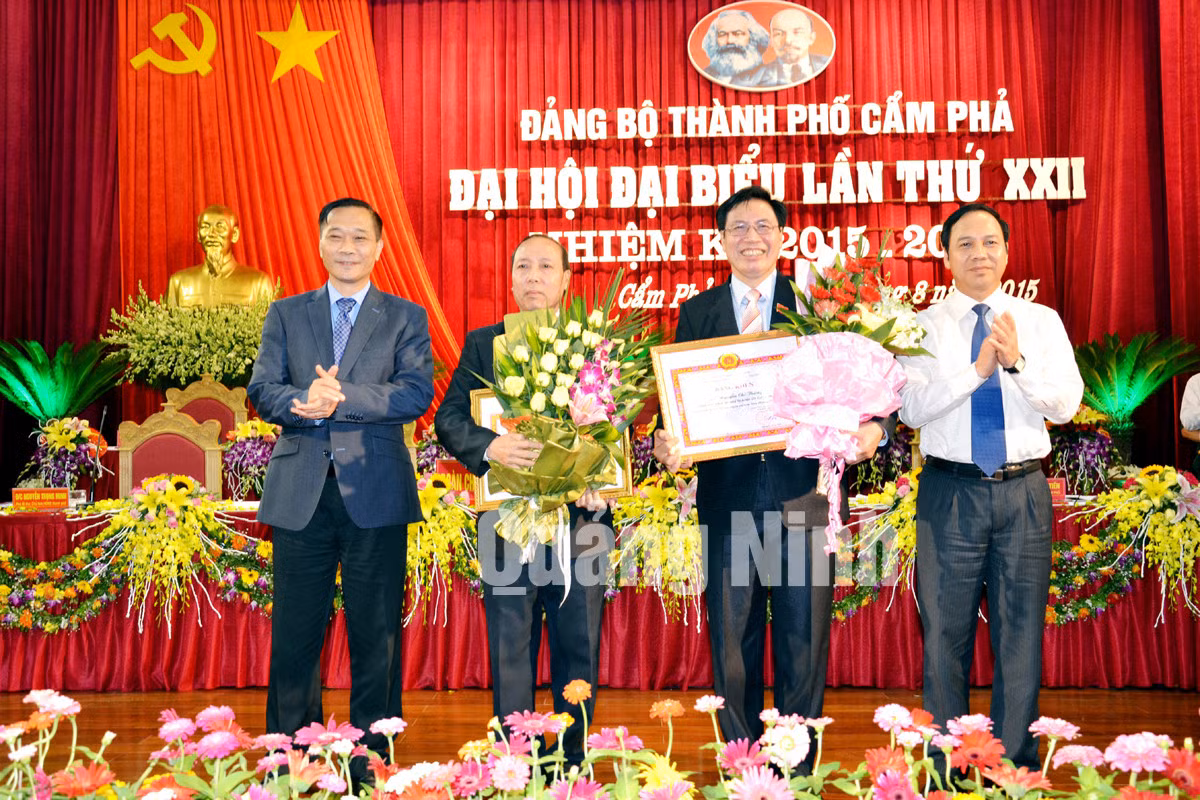 Các đồng chí: Vũ Hồng Thanh, Phó Bí thư Tỉnh ủy; Đặng Huy Hậu, Ủy viên Ban Thường vụ Tỉnh ủy, Phó Chủ tịch Thường trực UBND tỉnh trao Bằng khen của Thủ tướng Chính phủ cho các đồng chí Nguyễn Chí Thăng, Bí thư Thành ủy Cẩm Phả; Nguyễn Văn Nhân, Phó Bí thư Thành ủy Cẩm Phả khóa 2010-2015 vì đã có thành tích trong công tác từ năm 2009-2013 góp phần vào sự nghiệp xây dựng Chủ nghĩa xã hội và bảo vệ Tổ quốc.
