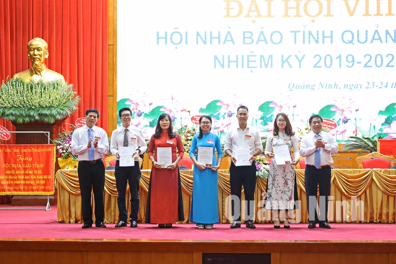 ...và trao thẻ cho các hội viên mới (6-2019). Ảnh: Hùng Sơn