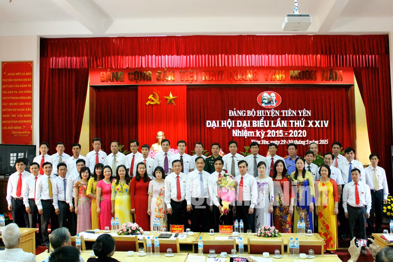 Đồng chí Vũ Hồng Thanh, Phó Bí thư Tỉnh ủy tặng hoa chúc mừng Ban Chấp hành Đảng bộ huyện nhiệm kỳ 2015-2020