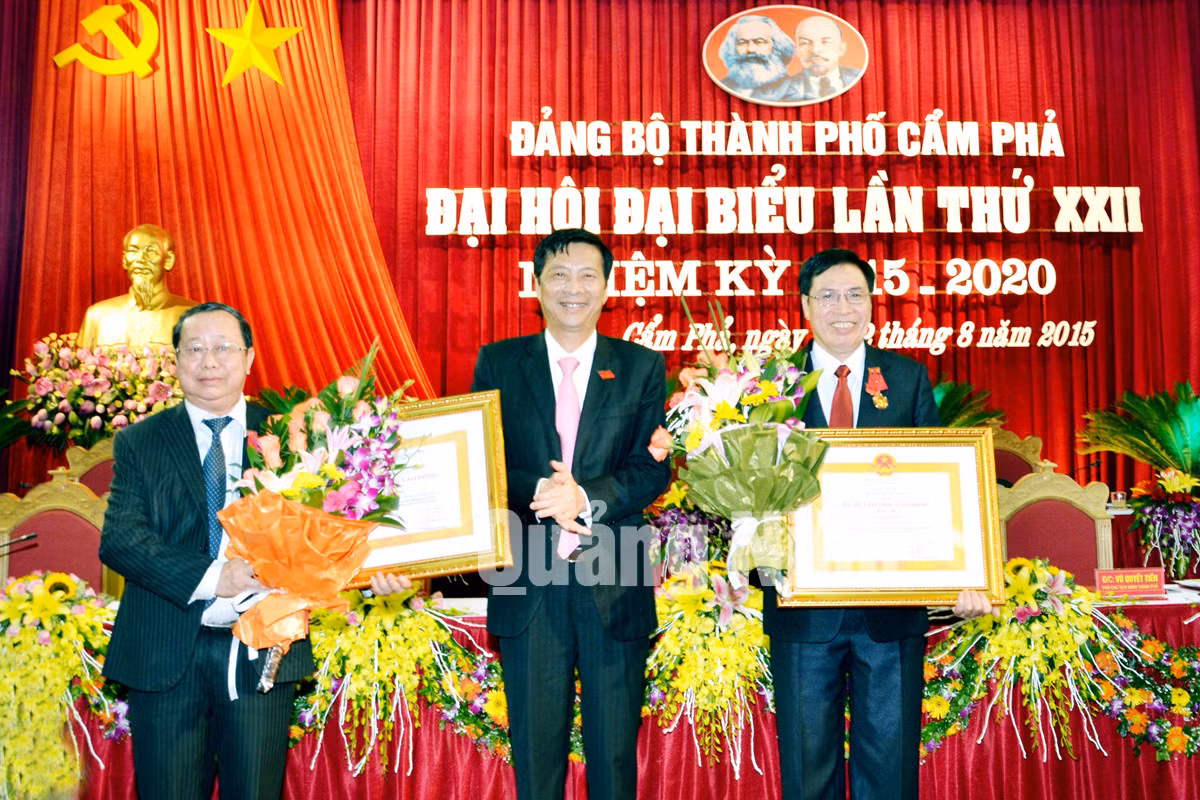 Thừa ủy quyền của Chủ tịch nước, đồng chí Nguyễn Văn Đọc, Bí thư Tỉnh ủy đã trao Huân chương Lao động hạng Nhì cho đồng chí Nguyễn Chí Thăng, Bí thư Thành ủy Cẩm Phả; Huân chương Lao động hạng Ba cho đồng chí Vũ Văn Bình, Phó Chủ tịch UBND TP Cẩm Phả.