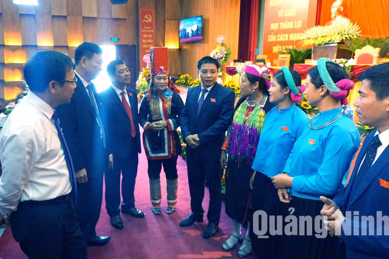 Các đại biểu trò chuyện bên lề đại hội (7-2020). Ảnh: Nguyễn Thanh