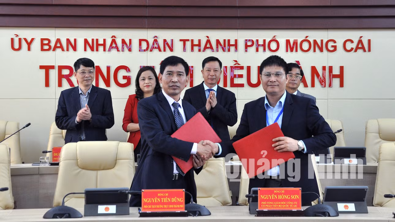 Lãnh đạo TP Móng Cái và Công ty CP Tiến bộ quốc tế ký biên bản hợp tác (2-2020). Ảnh: Hữu Việt