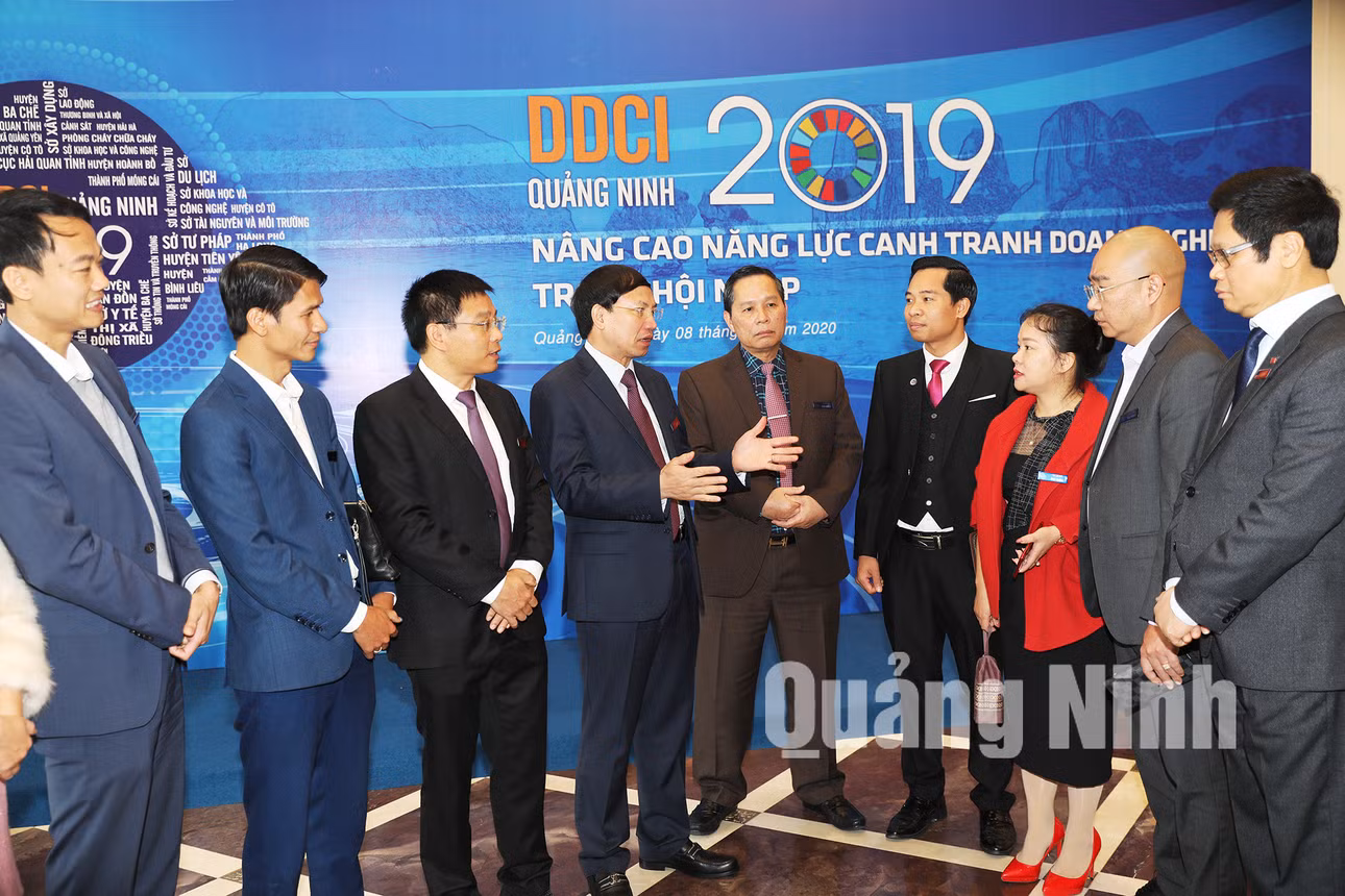 Lãnh đạo tỉnh Quảng Ninh trò chuyện với doanh nghiệp bên lề lễ công bố DDIC 2019 (2-2020). Ảnh: Đỗ Phương