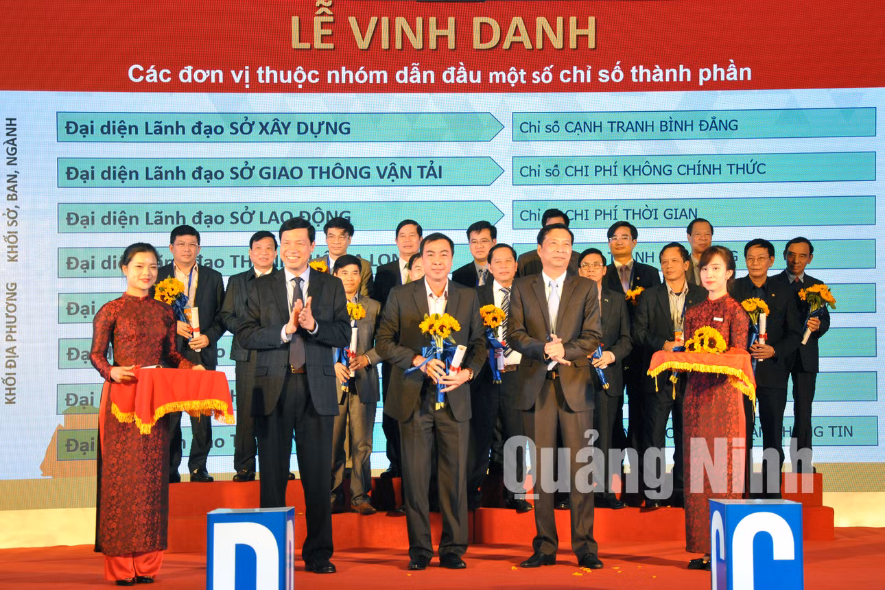 Trao Kỷ niệm chương cho huyện Ba Chẽ.