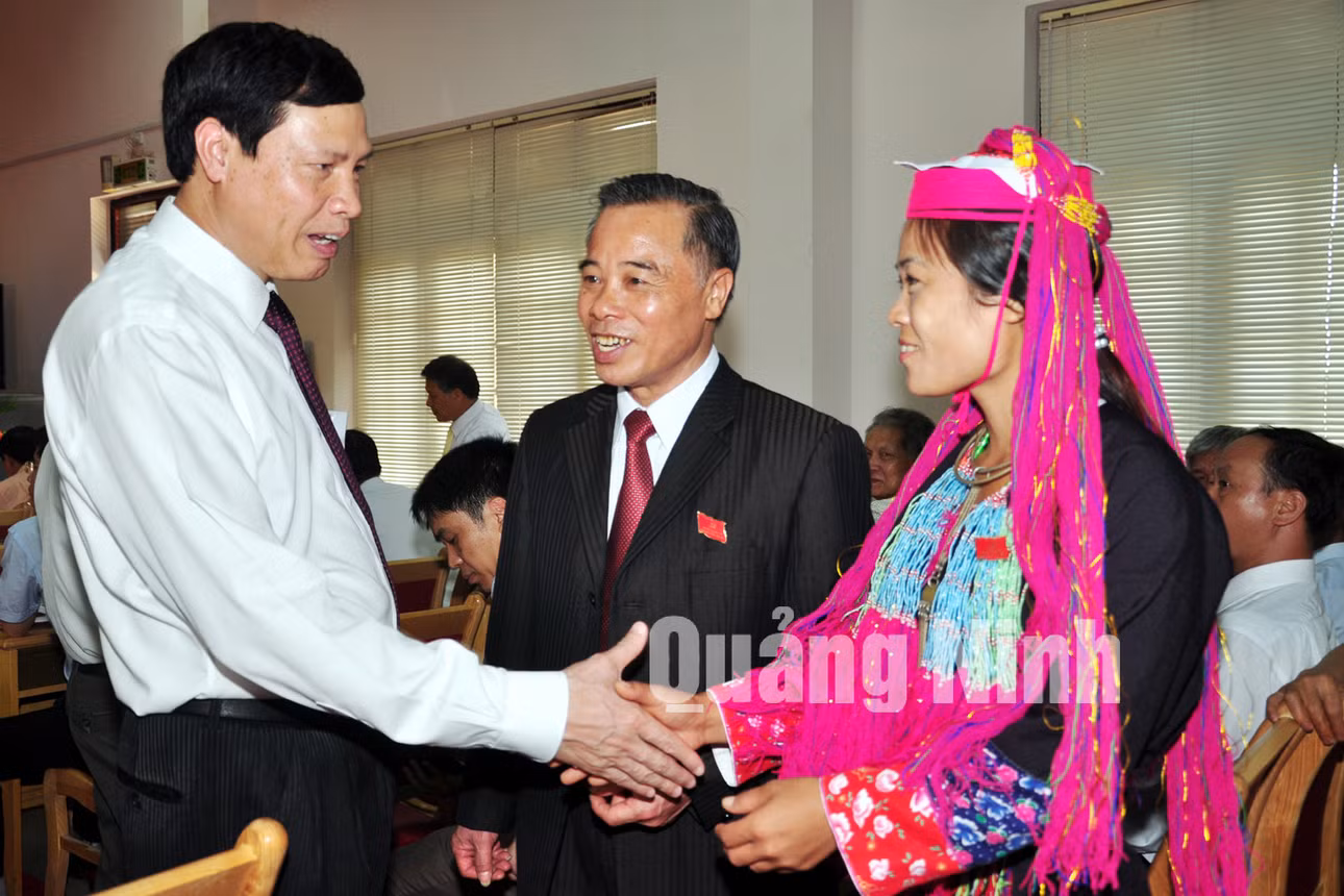 Đồng chí Nguyễn Đức Long, Phó Bí thư Tỉnh ủy, Chủ tịch UBND tỉnh trò chuyện với các đại biểu