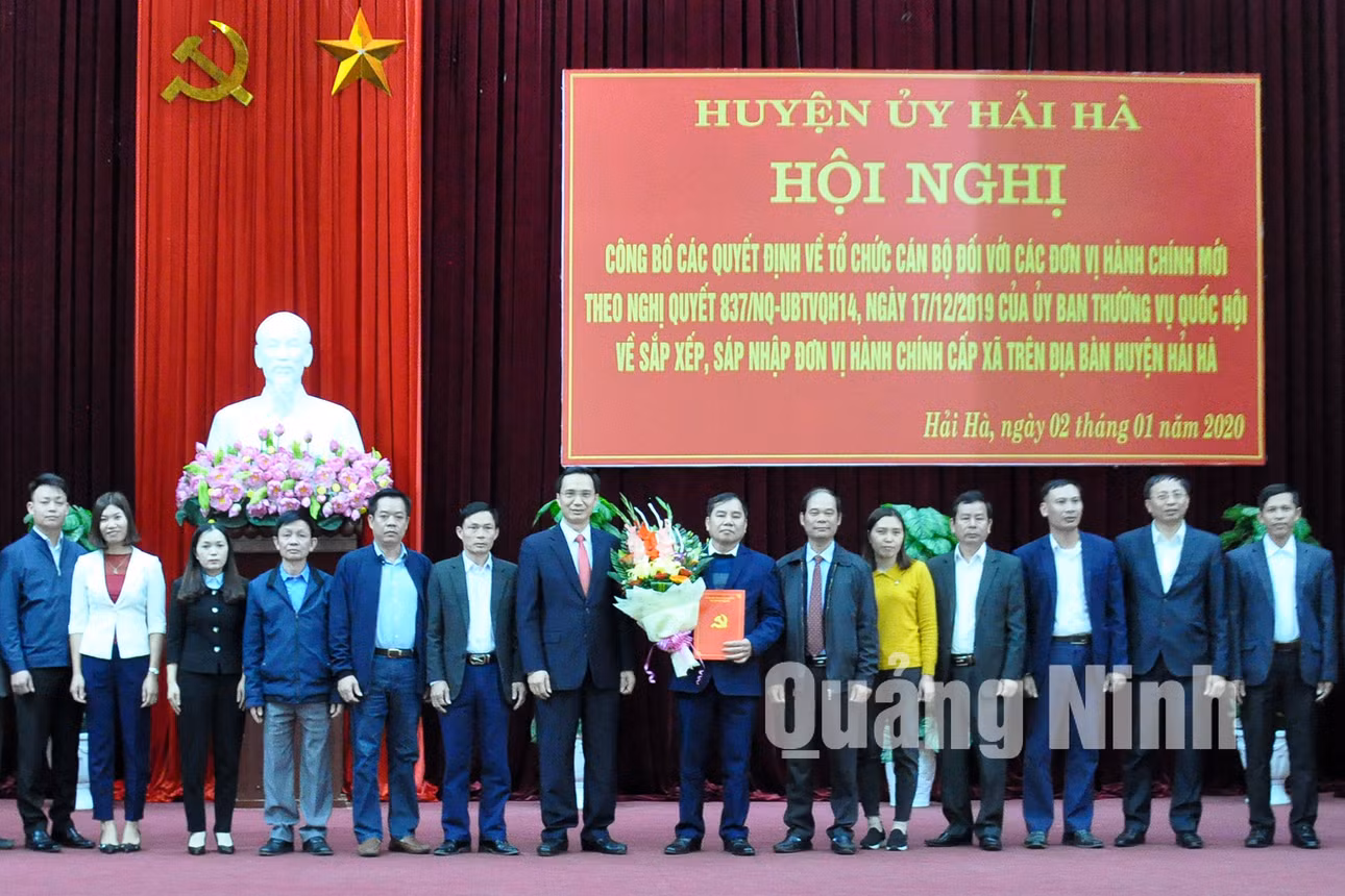 Bí thư Huyện ủy Hải Hà Nguyễn Mạnh Cường trao quyết định và tặng hoa chúc mừng Đảng bộ xã Đường Hoa (1-2020). Ảnh: Hữu Việt