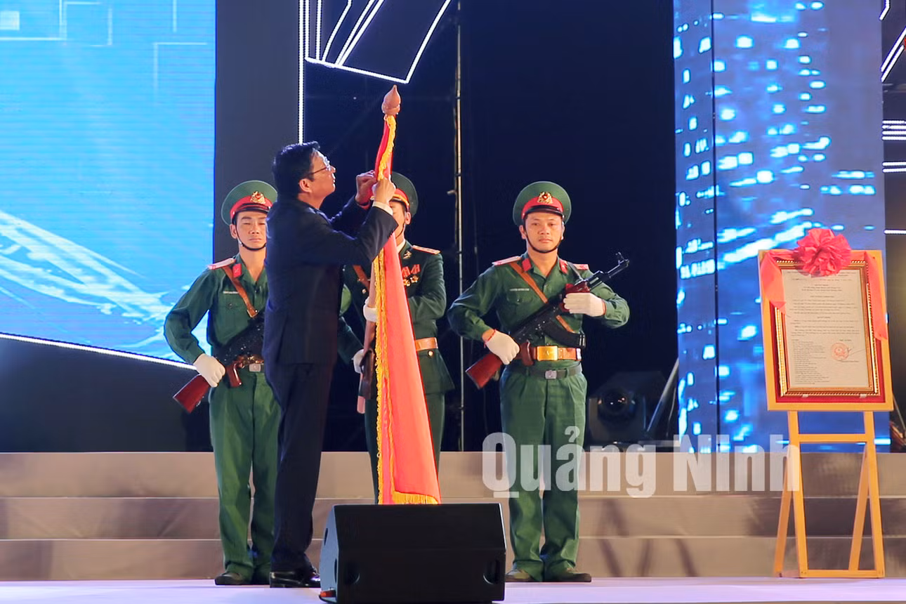 Bí thư Tỉnh ủy, Chủ tịch HĐND tỉnh Nguyễn Văn Đọc trao Huân chương Độc lập hạng Ba cho Đảng bộ, chính quyền và nhân dân TP Móng Cái (22-9-2018). Ảnh: Hùng Sơn