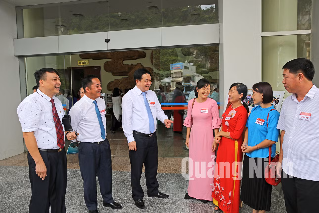 Đại hội cũng là cơ hội để các thế hệ người làm báo Quảng Ninh trao đổi, gặp gỡ, chia sẻ kinh nghiệm (6-2019). Ảnh: Hùng Sơn