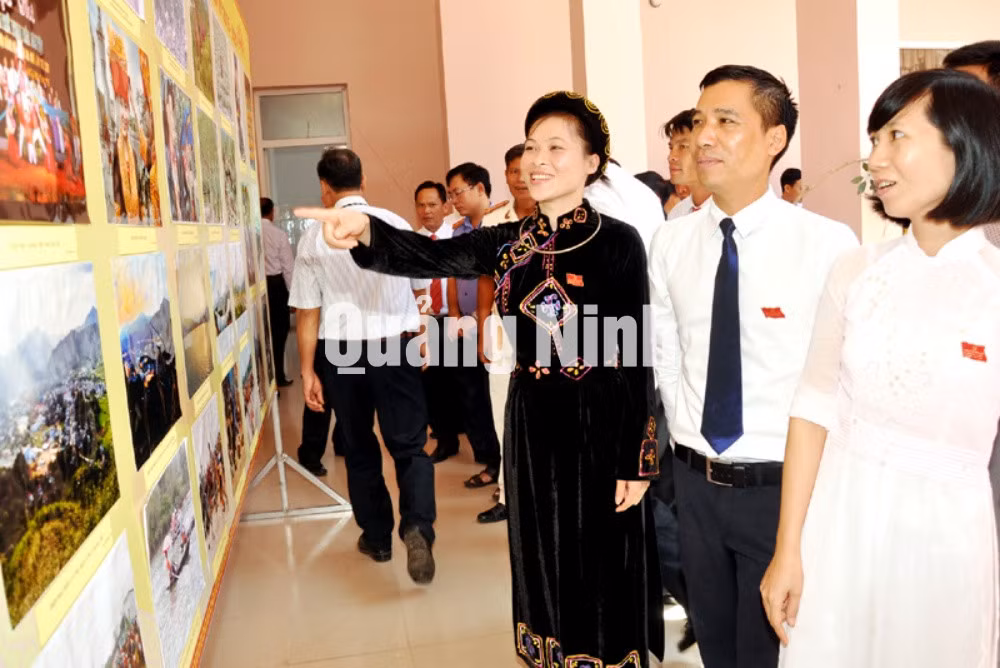 Đại biểu tham quan một số hình ảnh giới thiệu thành tựu huyện Ba Chẽ nhiệm kỳ 2010-2015.