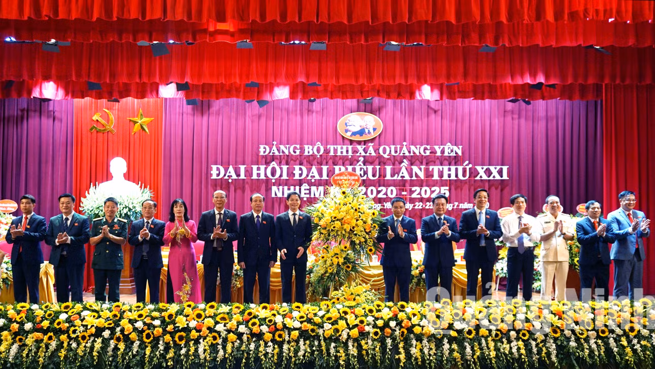 Các đồng chí lãnh đạo tỉnh tặng hoa chúc mừng đại hội (7-2020). Ảnh: Nguyễn Thanh