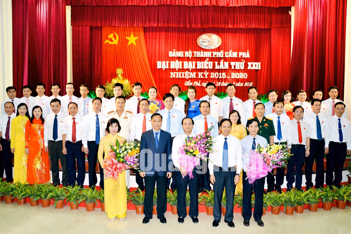 Đồng chí Vũ Hồng Thanh, Phó Bí thư Tỉnh ủy; Đặng Huy Hậu, Ủy viên Ban Thường vụ Tỉnh ủy, Phó Chủ tịch Thường trực UBND tỉnh tặng hoa chúc mừng BCH Đảng bộ TP Cẩm Phả khóa XXII, nhiệm kỳ 2015-2020.