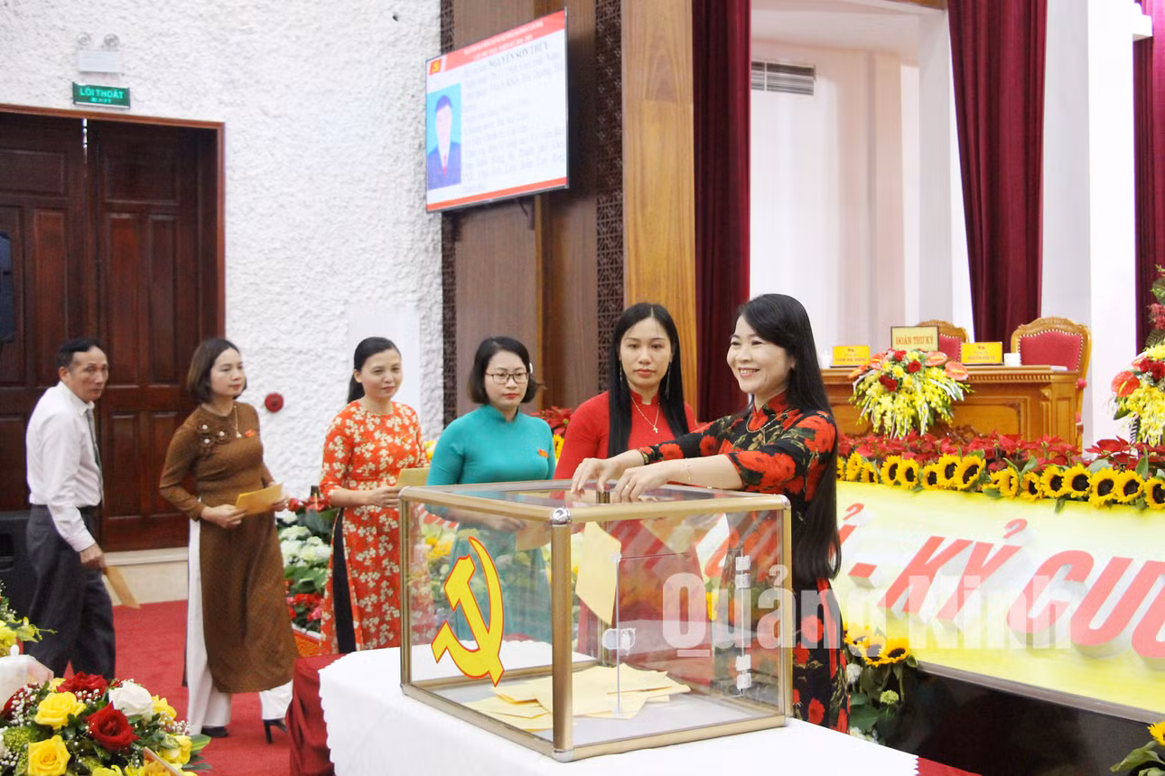 Các đại biểu bỏ phiếu bầu Ban Chấp hành Đảng bộ thành phố khóa XXIII (7-2020). Ảnh: Thu Chung