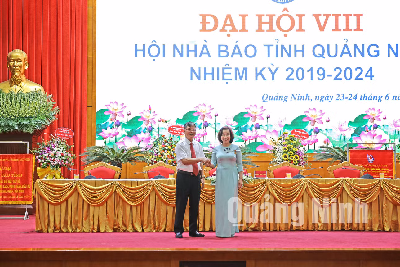 Phó Chủ tịch UBND tỉnh Vũ Thị Thu Thủy nhận Kỷ niệm chương "Vì sự nghiệp báo chí Việt Nam" của Hội Nhà báo Việt Nam (6-2019). Ảnh: Hùng Sơn