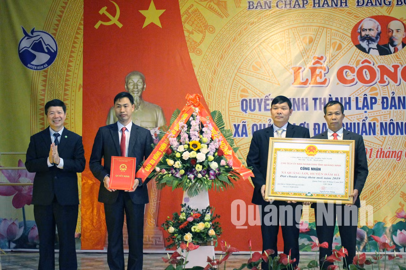 Lãnh đạo Ban Xây dựng Nông thôn mới trao Quyết định của UBND tỉnh cho xã Quảng Lợi đạt chuẩn NTM (2-2020). Ảnh: Hữu Việt