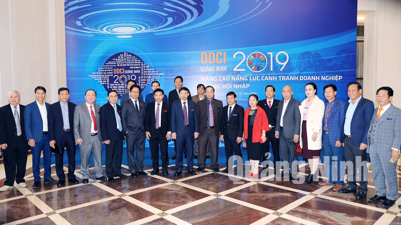 Lãnh đạo tỉnh Quảng Ninh chụp ảnh lưu niệm với doanh nghiệp bên lề lễ công bố DDCI 2019 (2-2020). Ảnh: Đỗ Phương