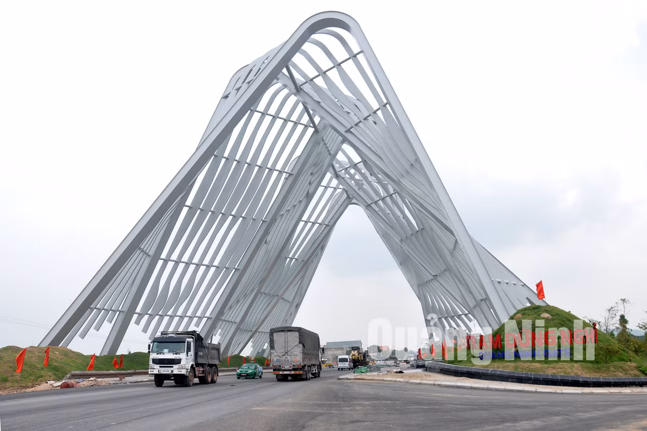 Cụm biểu tượng số 1, Khu dừng nghỉ và giới thiệu sản phẩm du lịch Quảng Ninh hoàn thành và thông xe trong tháng 4-2017. Ảnh: Minh Hà
