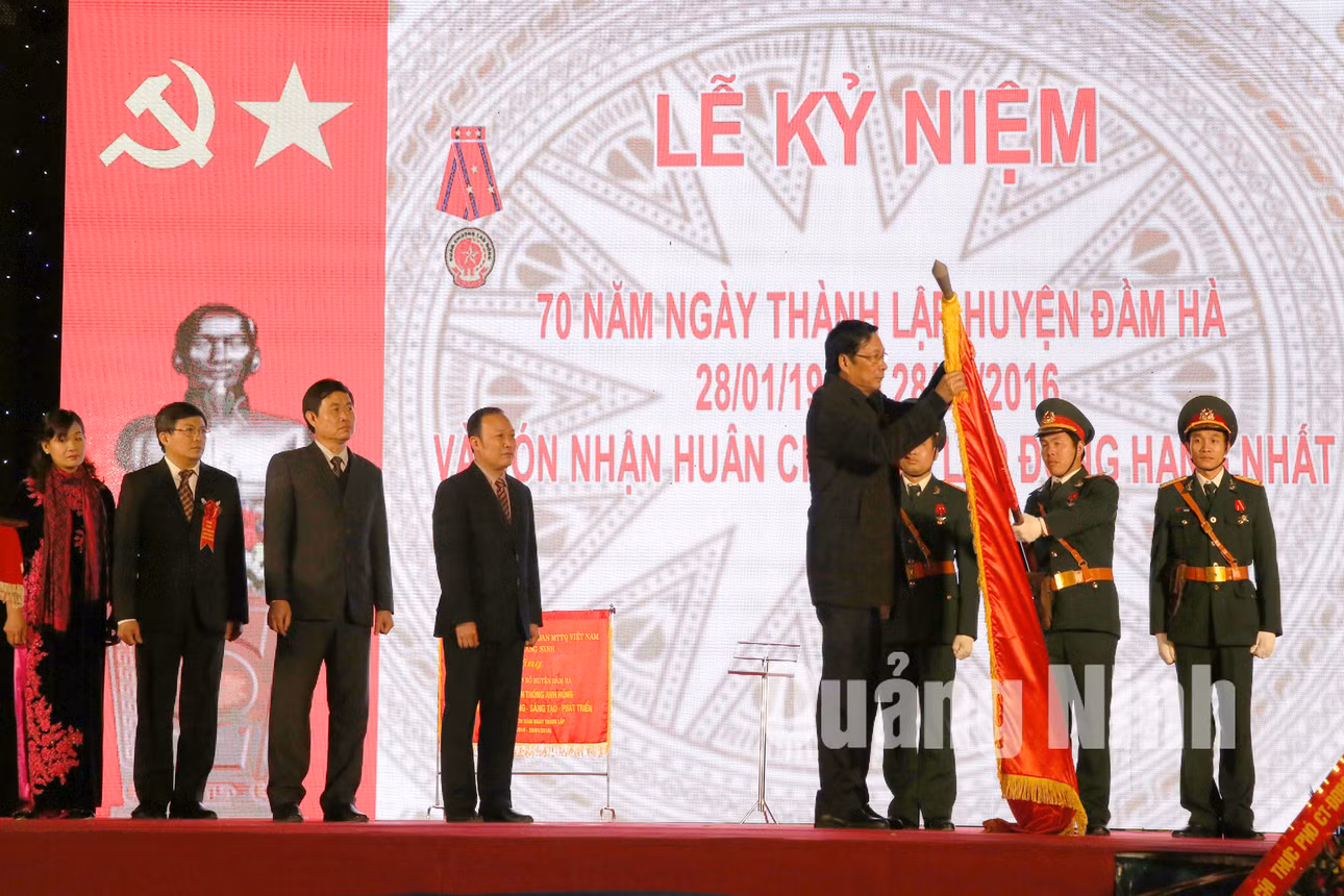 Đồng chí Nguyễn Văn Đọc, Bí thư Tỉnh ủy, Chủ tịch HĐND tỉnh trao Huân chương Lao động hạng Nhất cho huyện Đầm Hà.