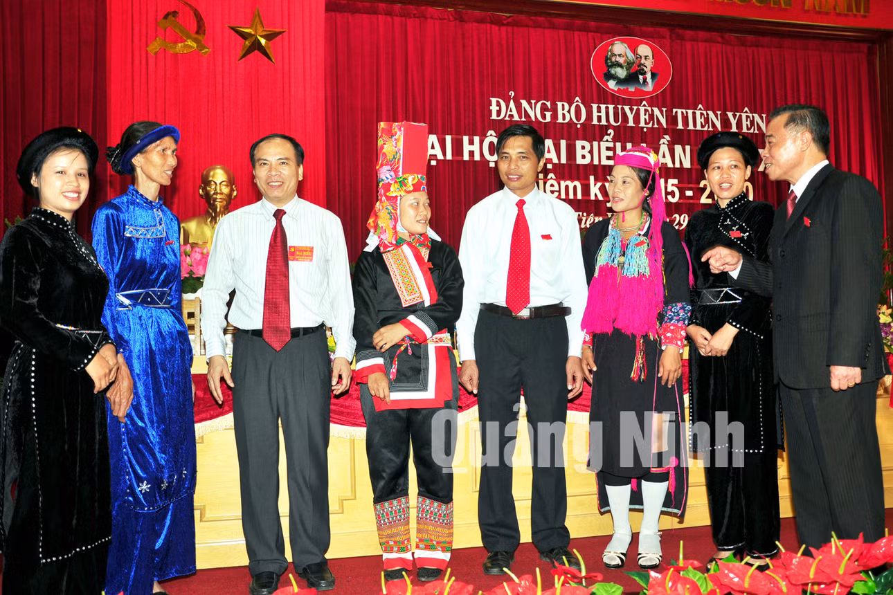 Các đại biểu trò chuyện trong giờ giải lao