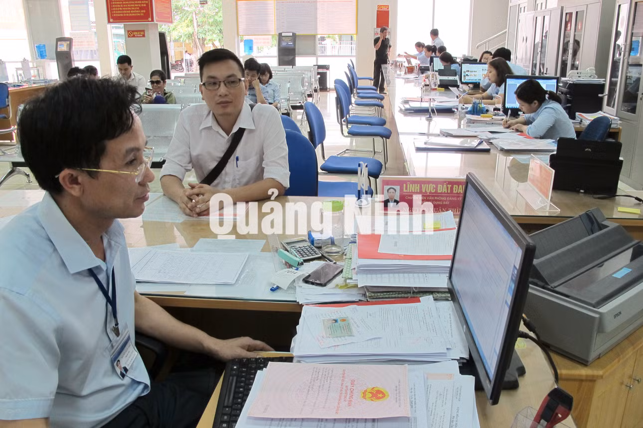 Giải quyết thủ tục về đất đai tại Trung tâm HCC. Ảnh: Ngọc Mai