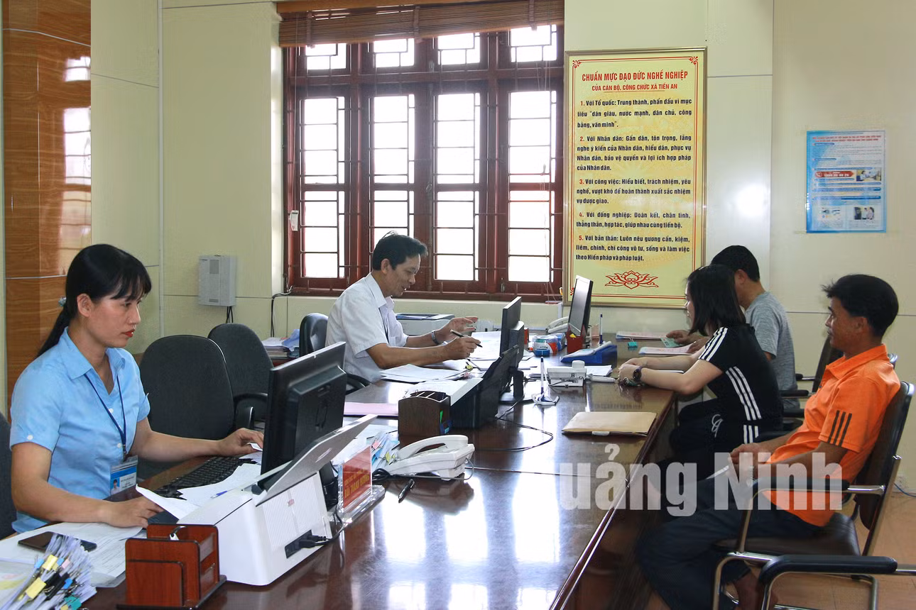 Giải quyết TTHC tại Bộ phận tiếp nhận và trả kết quả hiện đại xã Tiền An (6-2019). Ảnh: Mạnh Trường