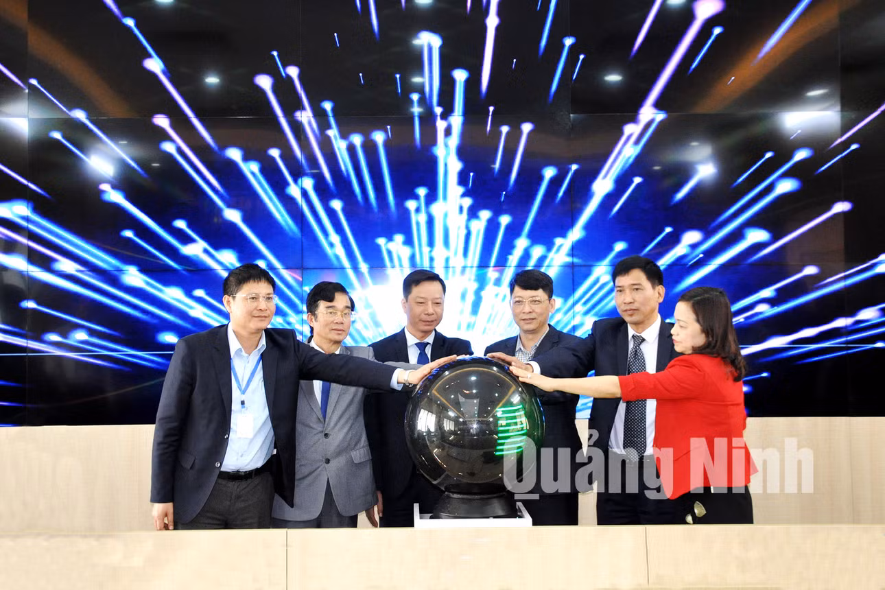 Lãnh đạo TP Móng Cái, Sở TT-TT, Công ty CP Tiến bộ quốc tế khai trương Trung tâm Điều hành đô thị thông minh TP Móng Cái (2-2020). Ảnh: Hữu Việt
