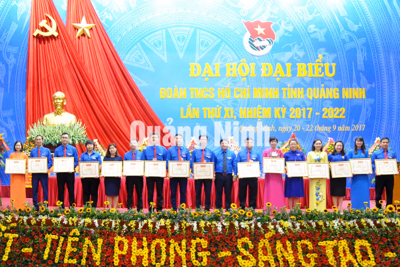 Các tập thể, cá nhân có thành tích xuất sắc trong công tác Đoàn và phong trào thanh, thiếu nhi nhiệm kỳ 2012-2017 nhận bằng khen của T.Ư Đoàn.