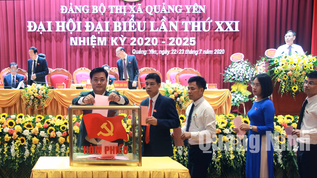 Đại hội bỏ phiếu bầu Ban Chấp hành Đảng bộ TX Quảng Yên khóa XXI (7-2020). Ảnh: Bùi Niên