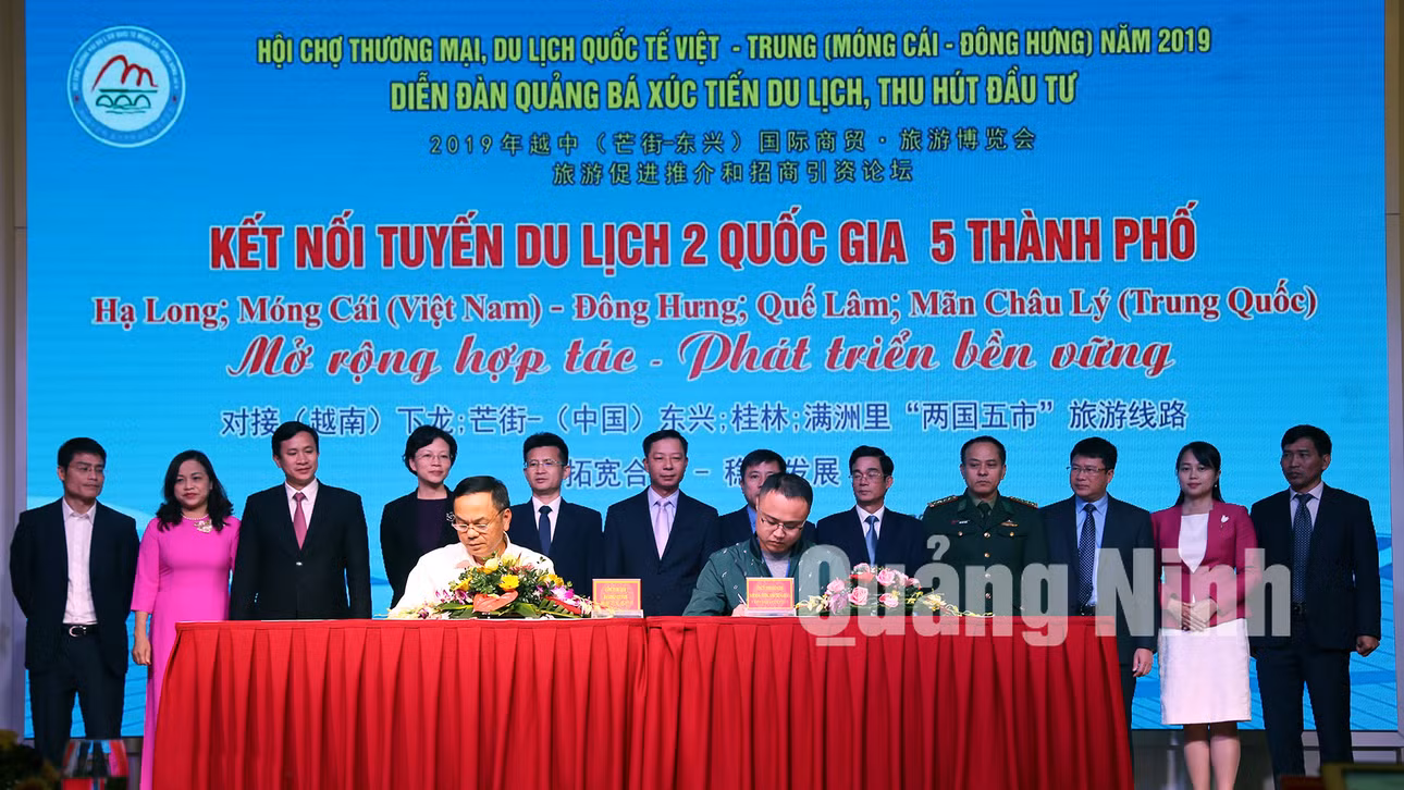 Các doanh nghiệp du lịch 2 địa phương Quảng Ninh (Việt Nam) và Quảng Tây (Trung Quốc) ký kết các hợp đồng trao đổi khách (12-2019). Ảnh: Hữu Việt.