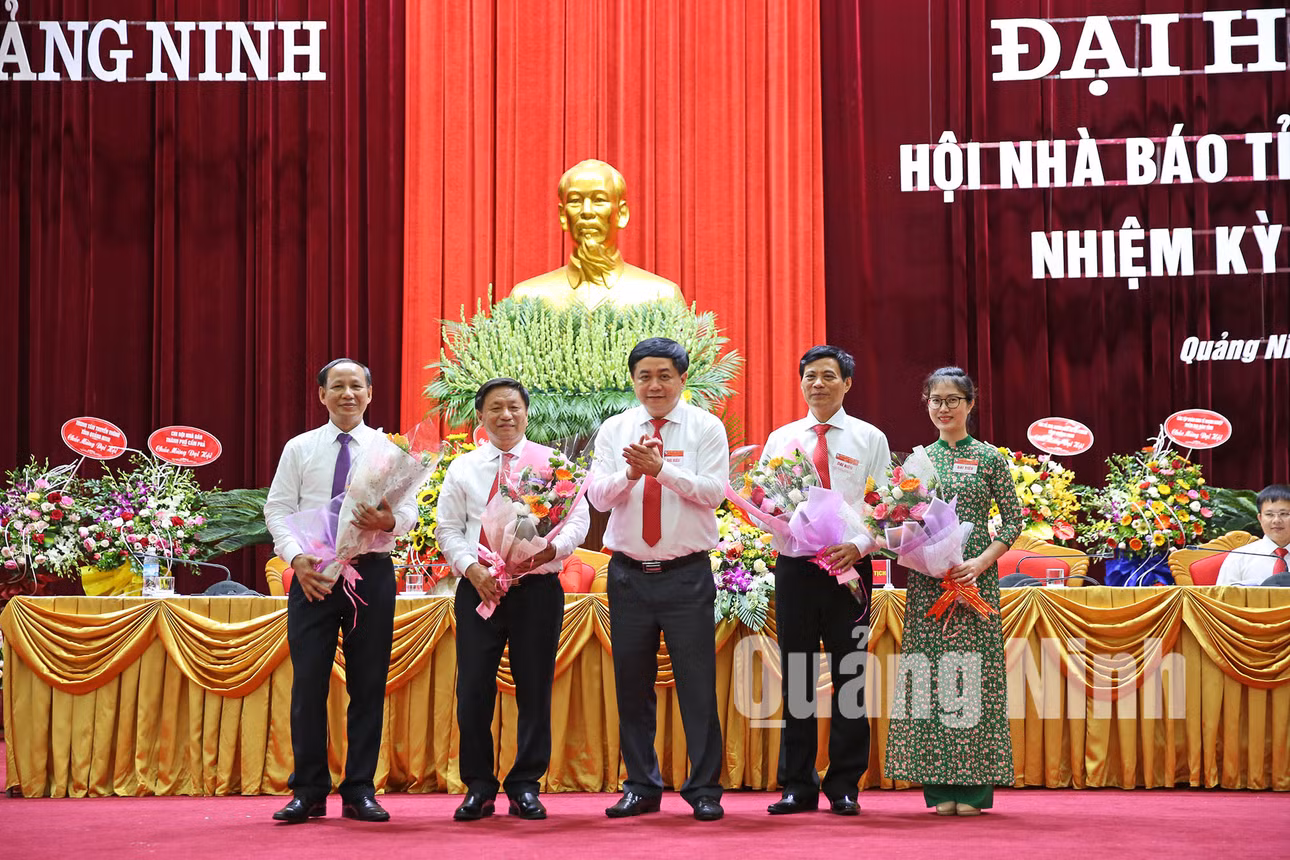 Chủ tịch Hội Nhà báo tỉnh khóa VIII tặng hoa chia tay các đồng chí trong Ban Chấp hành khóa VII không tham gia Ban Chấp hành khóa VIII (6-2019). Ảnh: Hùng Sơn