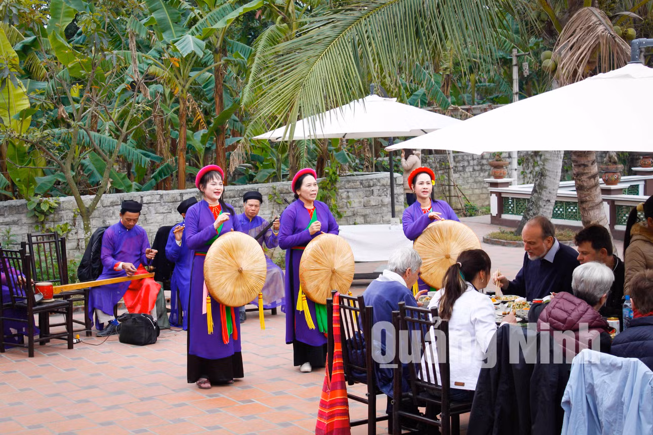 Người dân Yên Đức biểu diễn văn nghệ phục vụ khách du lịch tại làng quê Yên Đức (2-2017). Ảnh: TL
