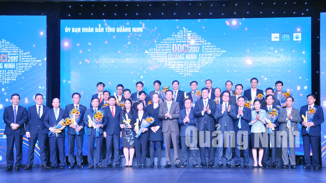 Lãnh đạo tỉnh trao kỷ niệm chương cho các sở, ban, ngành, địa phương và cá nhân lãnh đạo các đơn vị có chất lượng điều hành xuất sắc trong DDCI 2017 (24-1-2018). Ảnh: Thu Trang