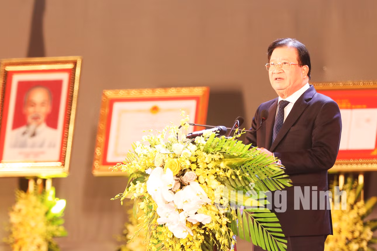 Phó Thủ tướng Chính phủ Trịnh Đình Dũng phát biểu tại buổi lễ (12-2020). Ảnh: Đỗ Phương