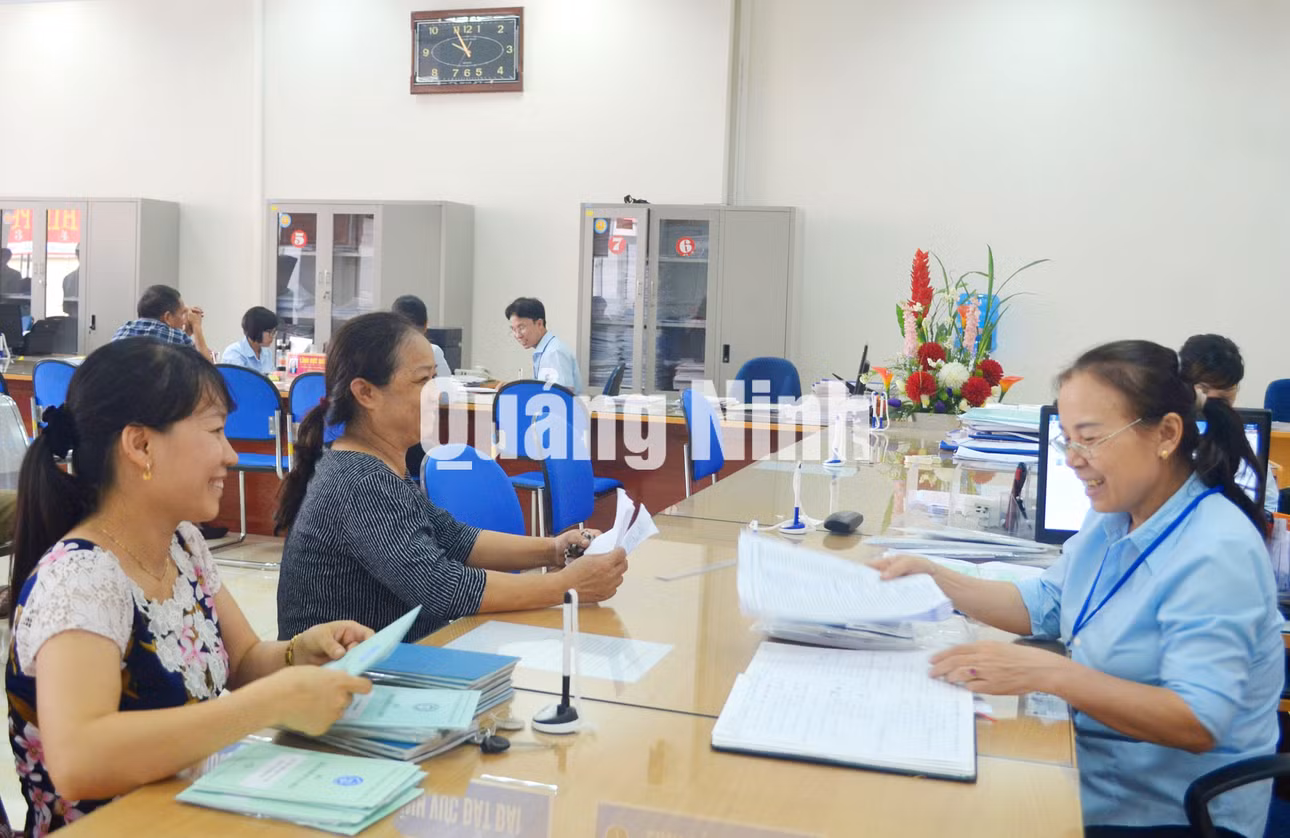 Người dân giao dịch ở quầy Bảo hiểm y tế tại Trung tâm Hành chính công TX Đông Triều. Ảnh: Nguyễn Hoa