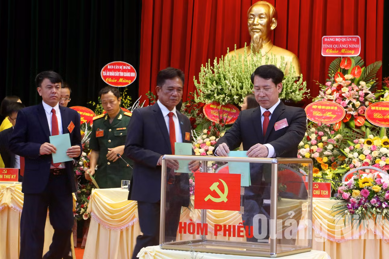 Đại biểu bỏ phiếu bầu Ban Chấp hành Đảng bộ huyện khoá VI (7-2020). Ảnh: Thu Chung