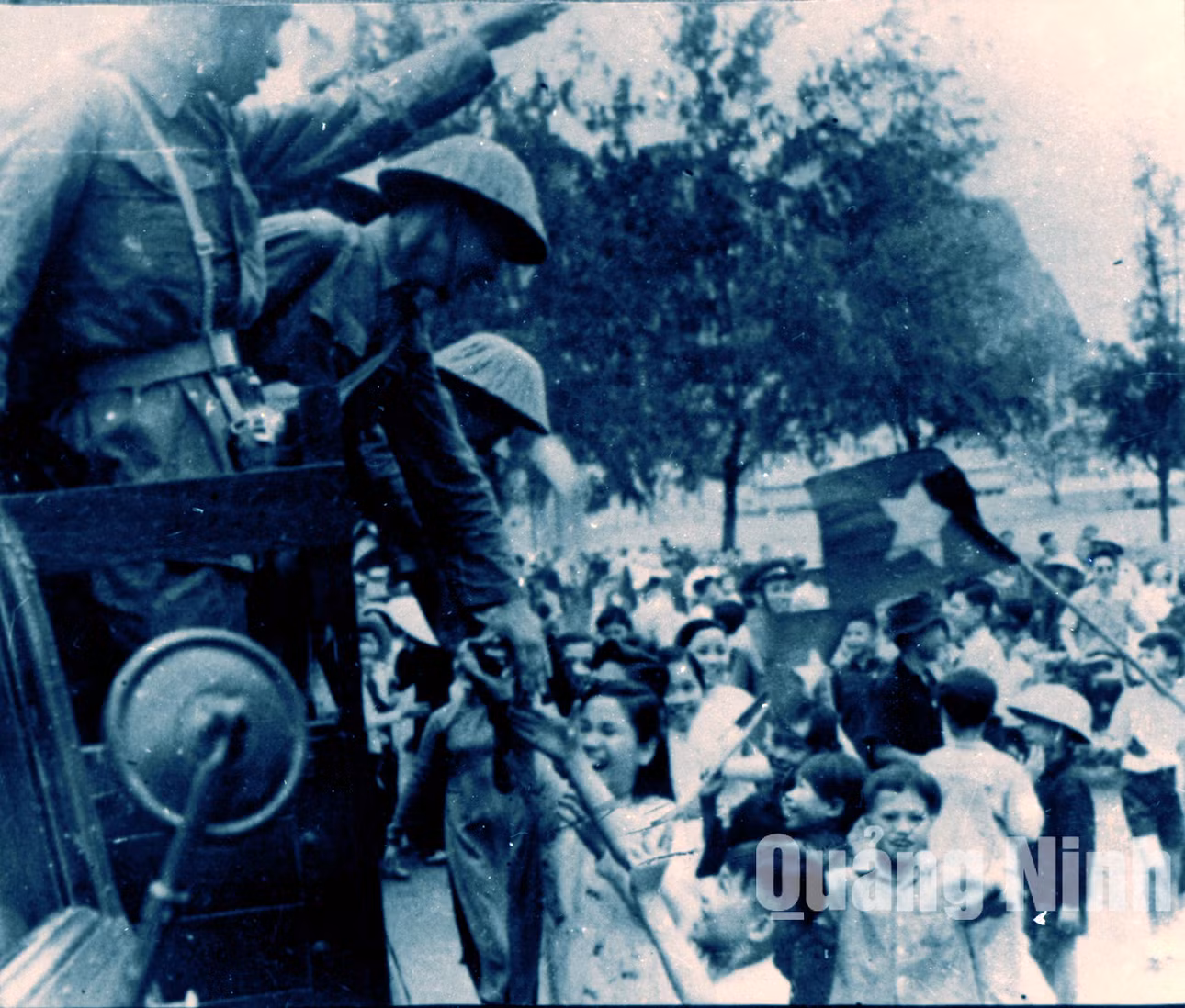 Các tầng lớp nhân dân Quảng Yên vui mừng chào đón bộ đội về tiếp quản (4-1955). Ảnh tư liệu của Bảo tàng Quảng Ninh