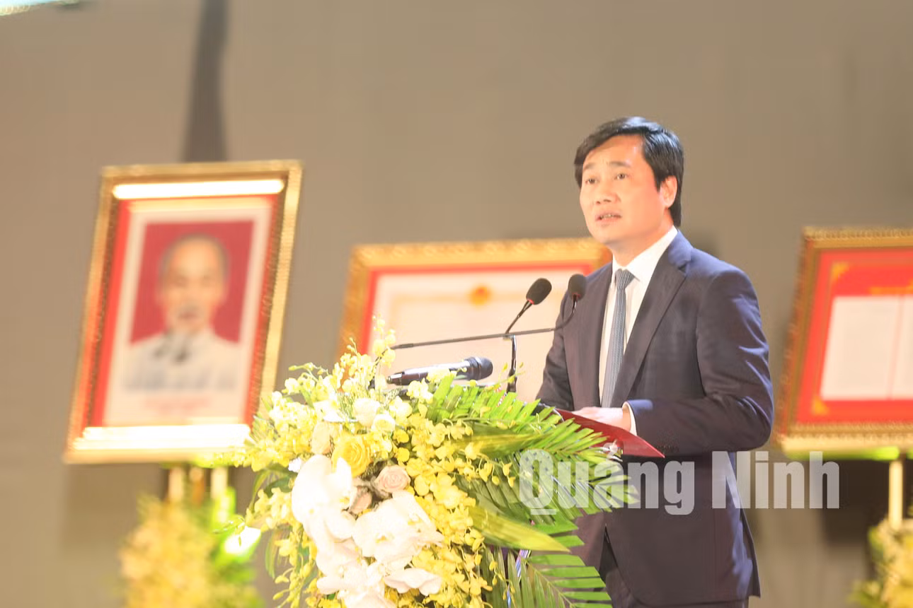 Chủ tịch UBND tỉnh Nguyễn Tường Văn phát biểu tại buổi lễ (12-2020). Ảnh: Đỗ Phương