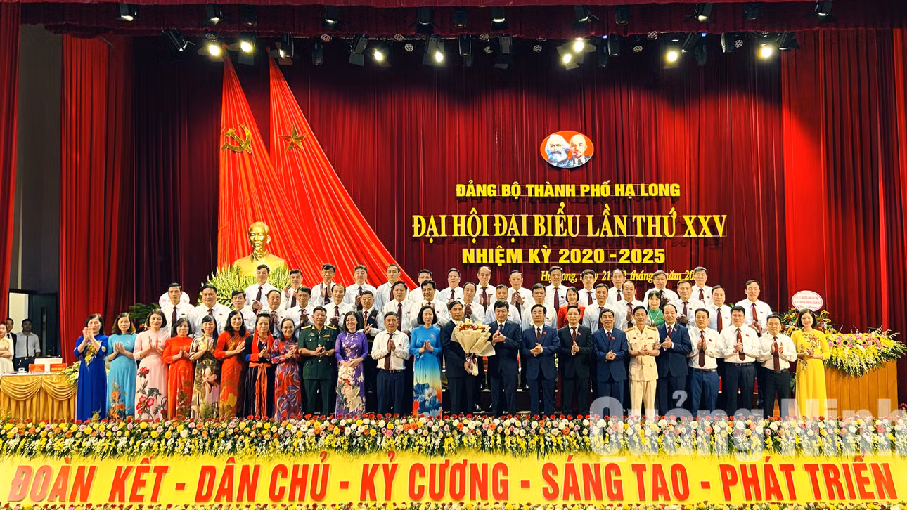 Đồng chí Ngô Hoàng Ngân, Phó Bí thư Thường trực Tỉnh ủy, tặng hoa chúc mừng BCH Đảng bộ thành phố khóa XXV (7-2020). Ảnh: Thu Chung