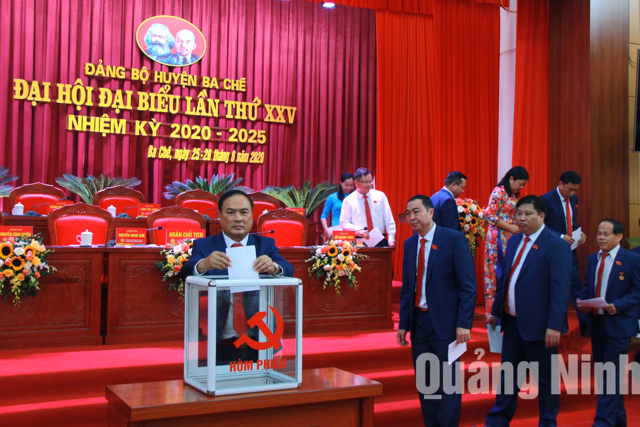 Đại hội tiến hành bầu Ban Chấp hành và Bí thư trực tiếp tại Đại hội (6-2020). Ảnh: Ngọc Lợi (Trung tâm TT- VH Ba Chẽ)