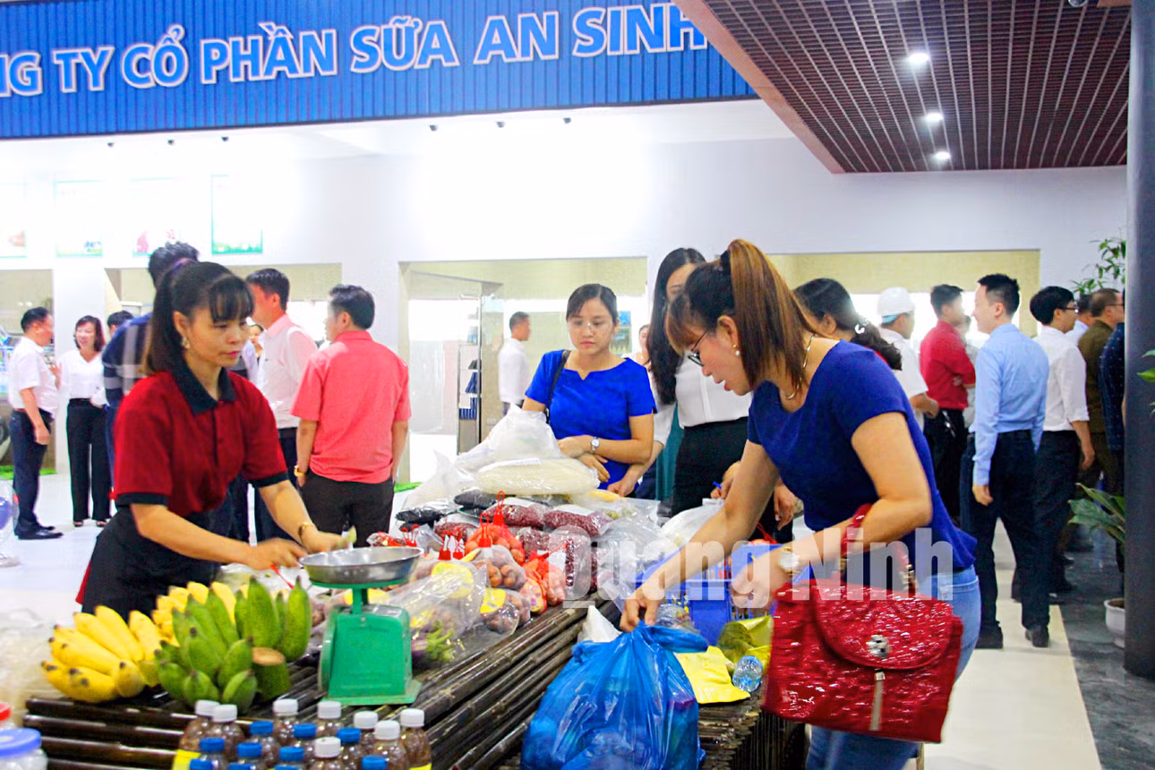 Du khách thăm quan, mua sắm tại Trạm dừng nghỉ Quảng Ninh GATE. Ảnh: Tạ Quân